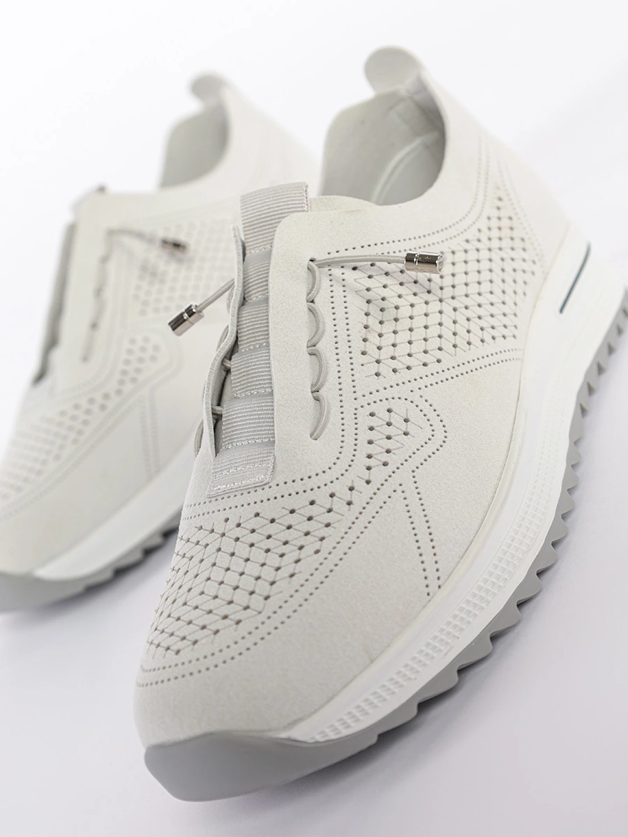 Кроссовки серого цвета с перфорацией